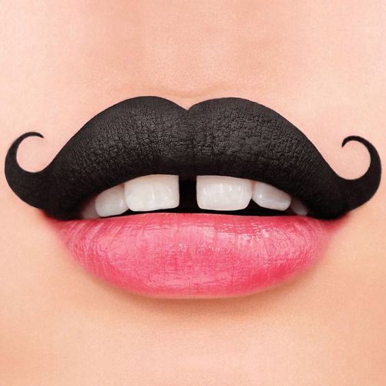 Labios con un bigote dibujado. 