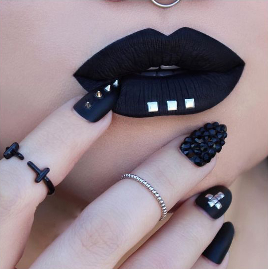 15 diseños para tus uñas que te harán amar el color negro