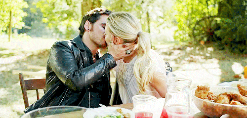 GIF pareja besándose 