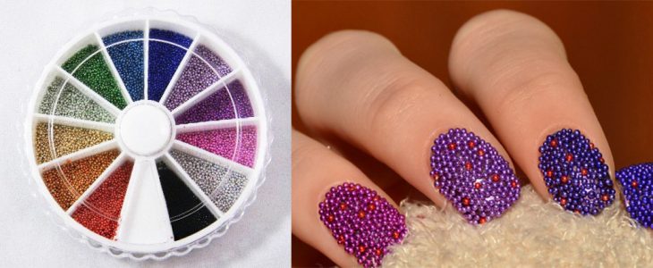 Uñas con microesferas de colores. 