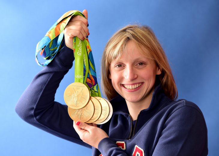 mujer rubia con medallas