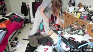 mujer recogiendo cosas en un cuarto desordenado gif 