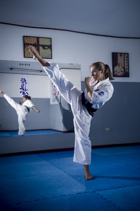 Chica practicando artes marciales. 