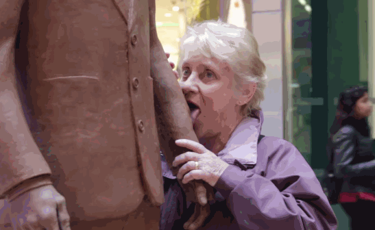 Señora lamiendo una estatua de chocolate. 