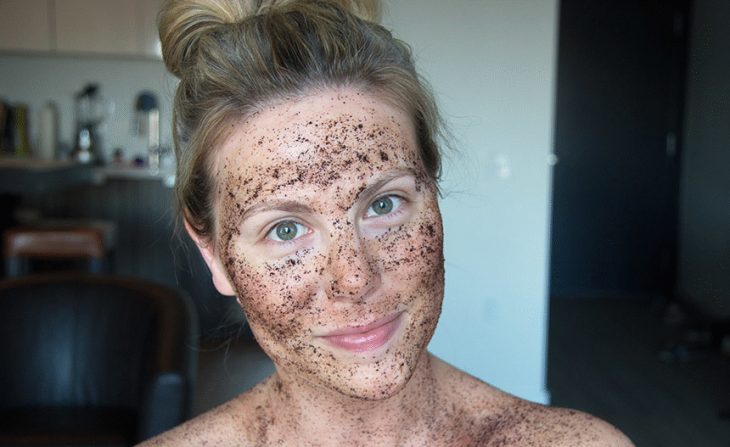 Mujer con exfoliante en su cara. 