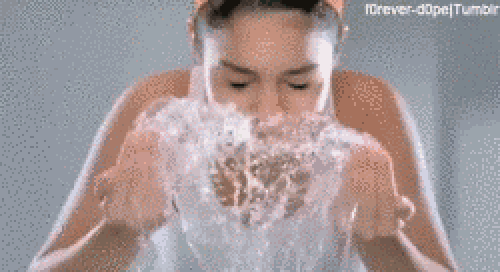 Mujer lavándose la cara. 