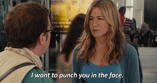 Jennifer Aniston diciéndole a alguien que lo quiere golpear. 