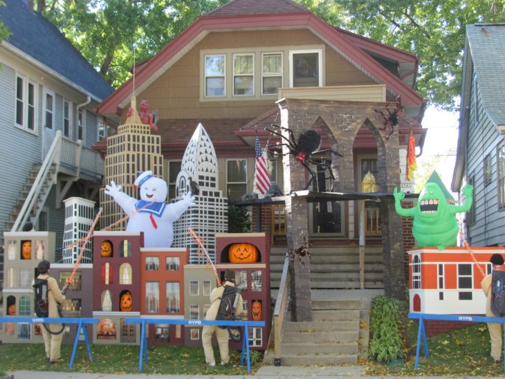 casa decorada con personajes de caza fantasmas 