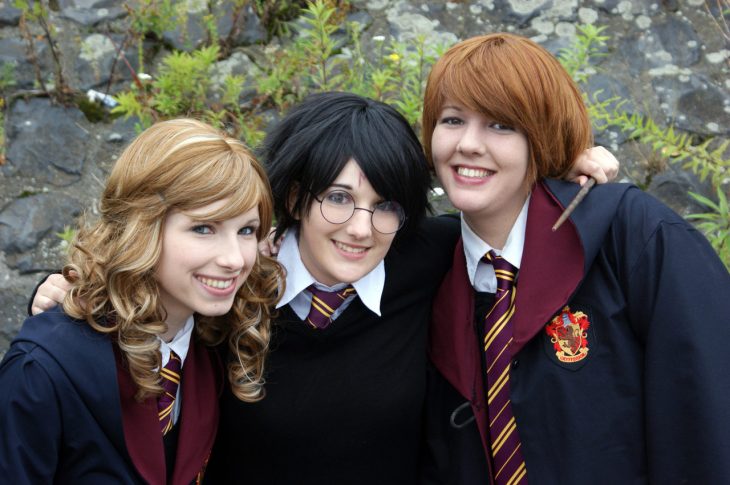 tres mujeres vestidas de harry potter 