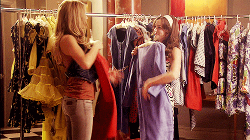 Chicas probándose ropa. 