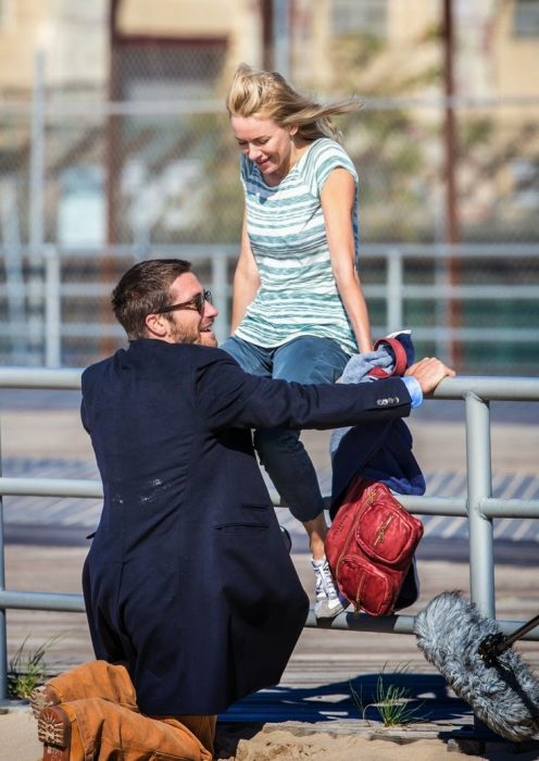 Jake Gyllenhaal de rodillas frente a su novia. 