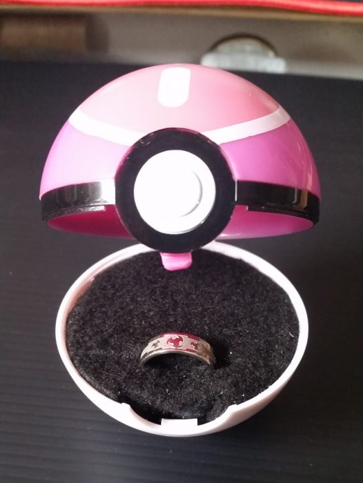 bola de pokémon con anillo de compromiso 