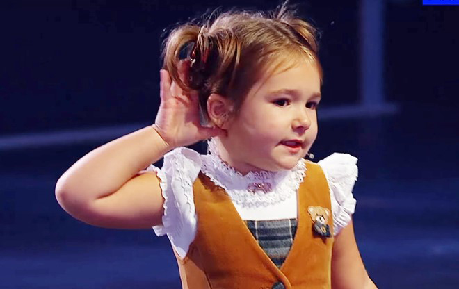 La pequeña Bella en el programa de televisión. 