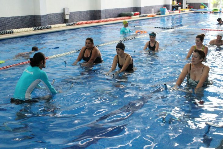 Mujeres realizando aeróbicos en el agua. 