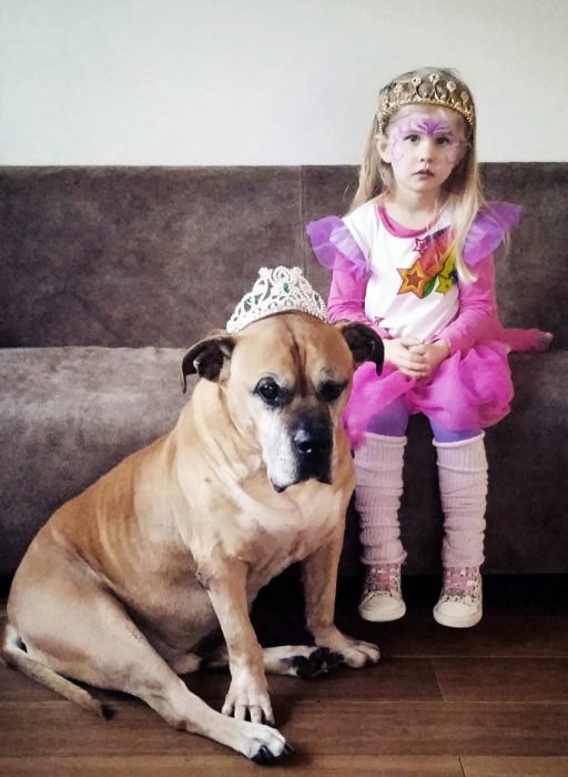 Lynn junto a su perro Jaden, vestidos de princesas. 