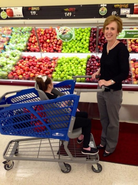 Mamá e hija haciendo el mandado. 