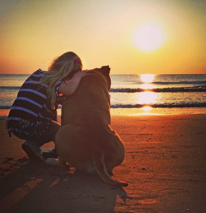 Lynn y Jaden viendo un atardecer. 