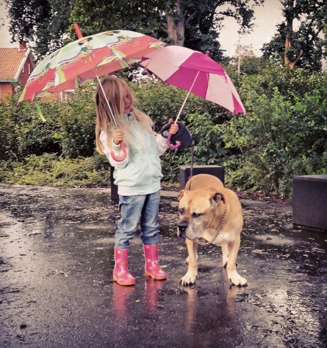 Lynn y Jaden dando un paseo bajo la lluvia. 