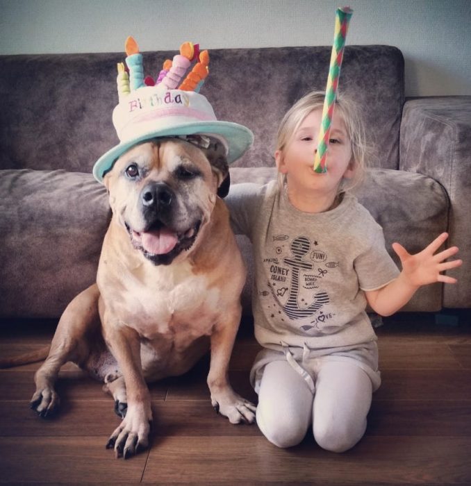 Lynn y Jaden celebrando un cumpleaños. 