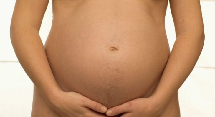 Foto de mujer embarazada. 