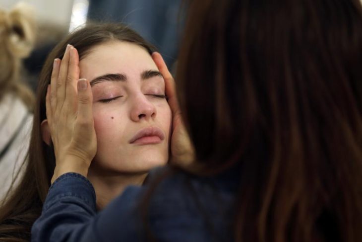 mujer tocando la cara de chica 