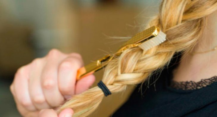 Dando textura a las trenzas con el cepillo de dientes. 