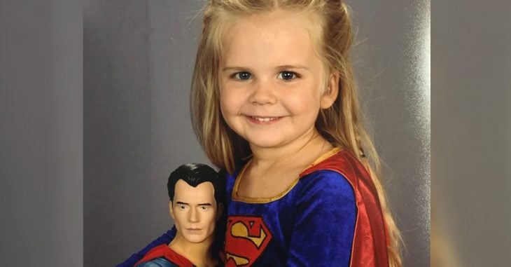 Niña de 3 años elige traje de Superman para salir en su foto escolar