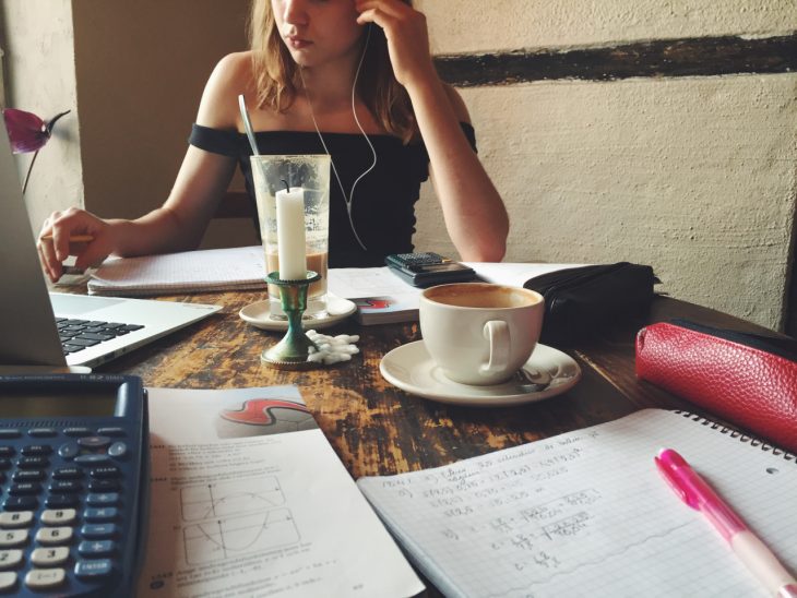 mujer sentada estudiando 