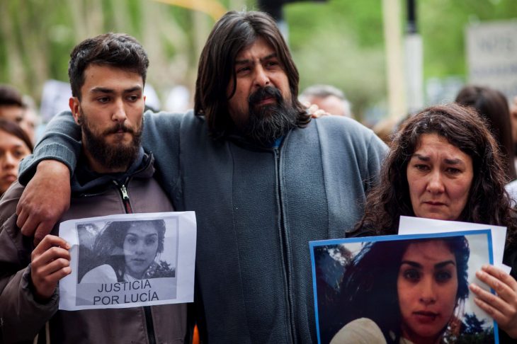 familia en protesta con imagenes de chica asesinada 