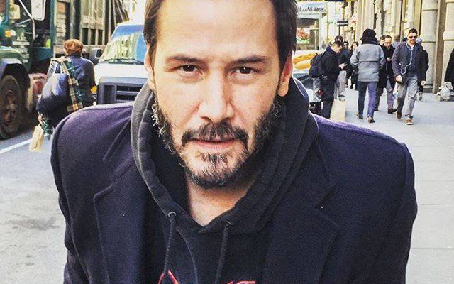 Keanu Reeves mirando fijamente. 