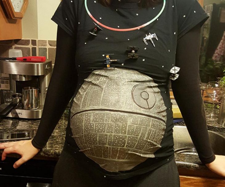 mujer embrazada con disfraz de star wars 