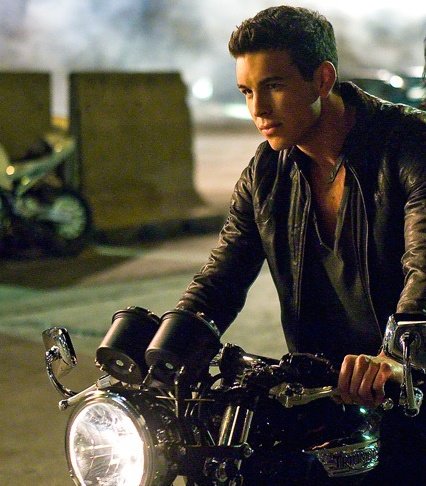 Mario Casas en motocicleta. 