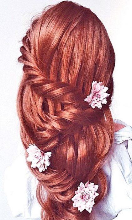 Trenza cruzada con flores. 