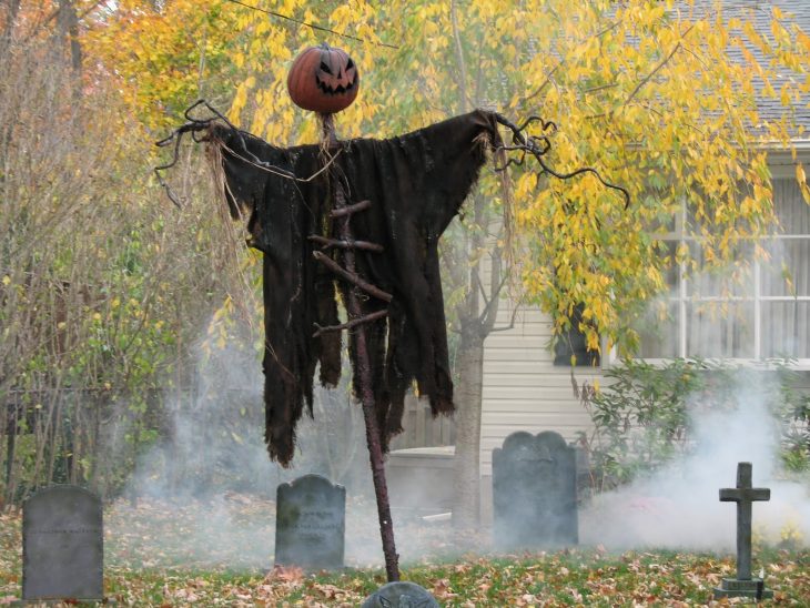 figura de miedo con calabaza y cementerio 