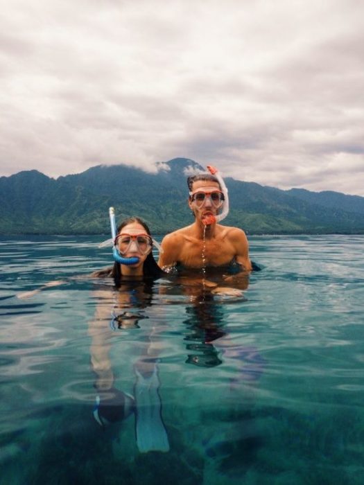 Pareja haciendo snorkel. 