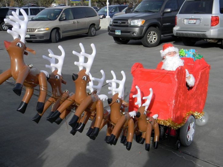 niña en silla de ruedas con disfraz de santa claus 