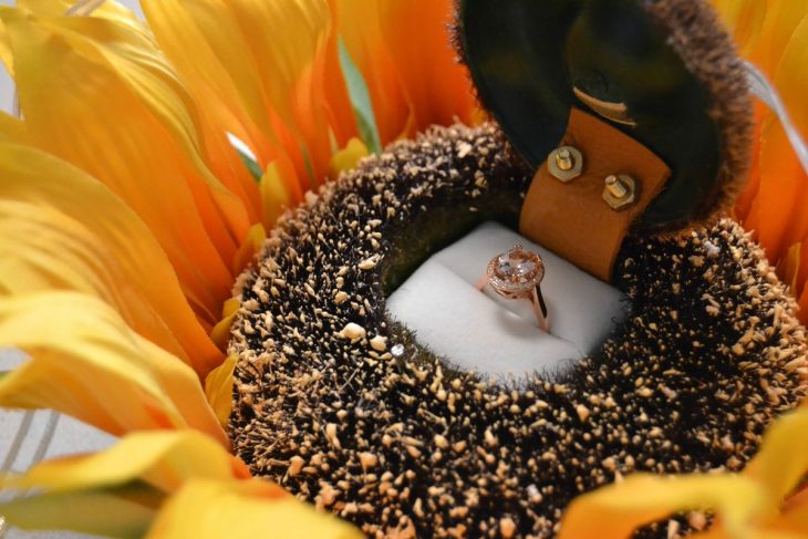 Anillo de compromiso dentro de flor de girasol 