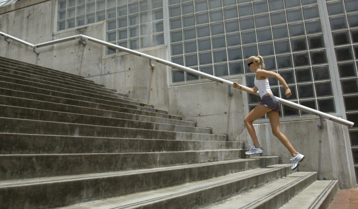 Chica subiendo las escaleras. 