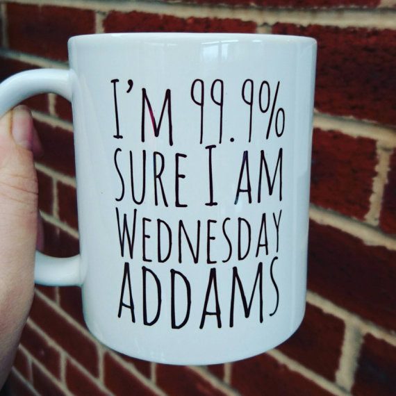 Taza con el mensaje "estoy segura que soy 99.9 por ciento Wednesday Addams".