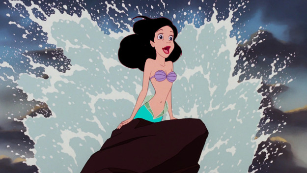 mujer sirena con cabello negro en piedra y mar 