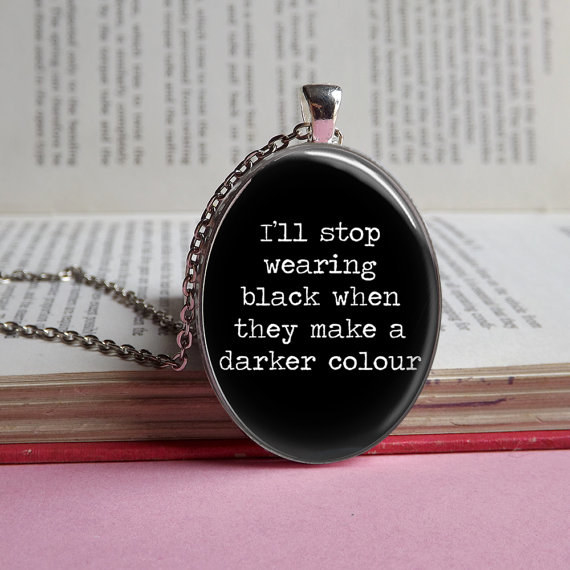 Collar con una frase de Merlina. 