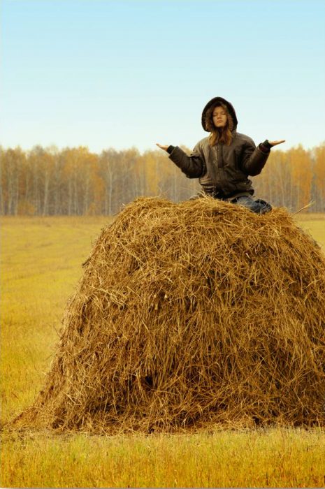 Una chica en medio de la nada meditando. 