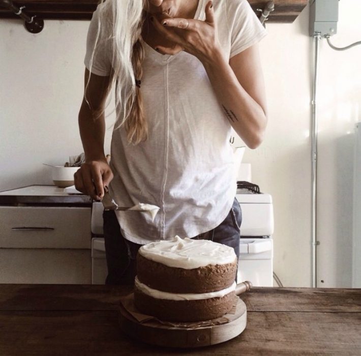 mujer rubia comiendo pastel de chocolate 