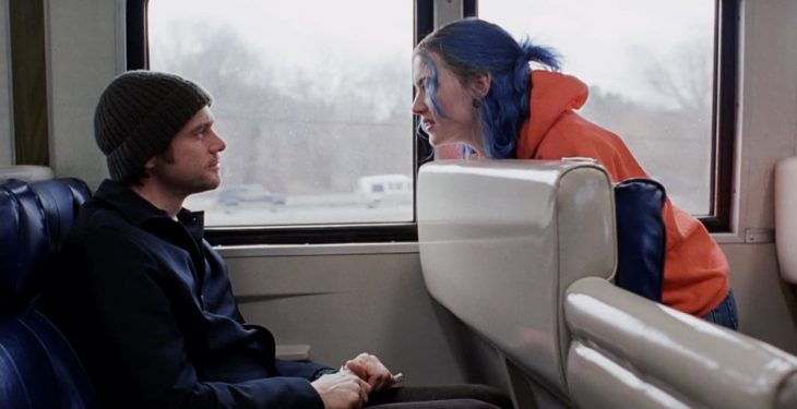 hombre hablando con mujer en el tren 