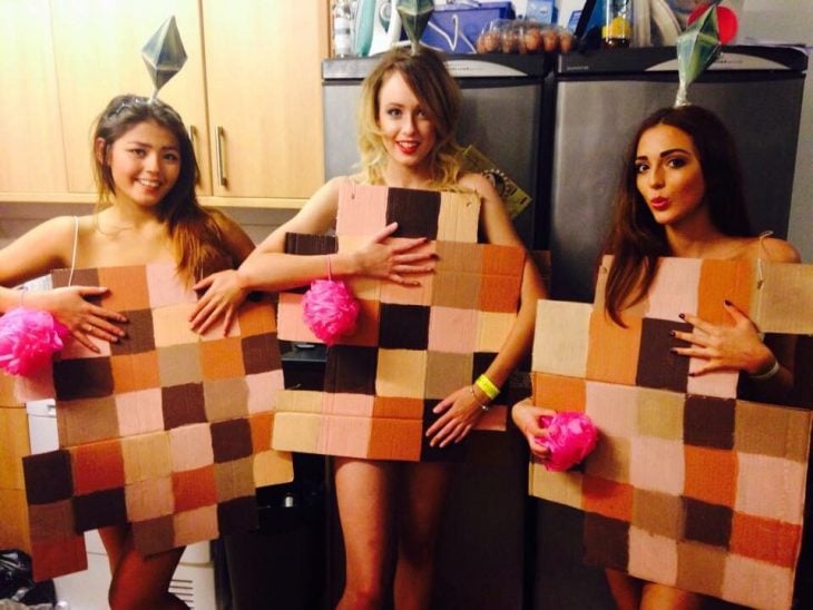 tres mujeres vestidas de cuadros pixel 