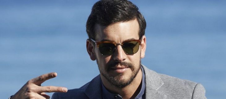 Mario Casas saludando. 