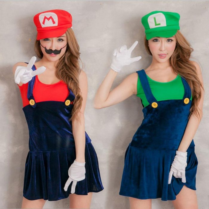 dos mujeres con disfraz de mario y luigi 