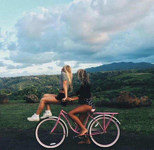 Chicas en una bicicleta. 