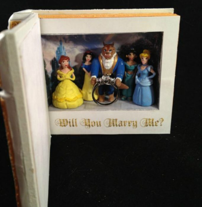 libro con personajes de princesas disney y anillo de compromiso 