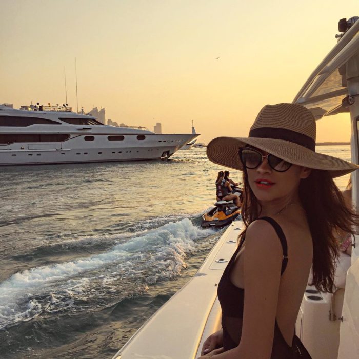 chica con sombrero y lentes en crucero 